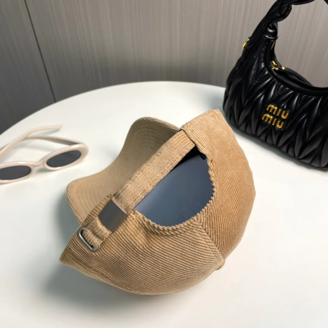 P60LV Louis Vuitton's new autumn and winter classic casual and trendy style corduroy simple baseball cap is now available🧢Japanese and Korean style, looks great with any combination! A must-have when traveling
