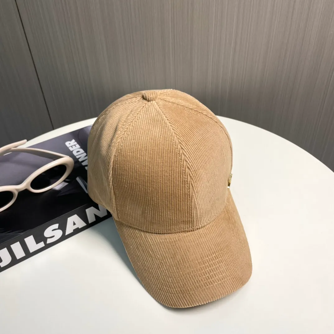 P60LV Louis Vuitton's new autumn and winter classic casual and trendy style corduroy simple baseball cap is now available🧢Japanese and Korean style, looks great with any combination! A must-have when traveling