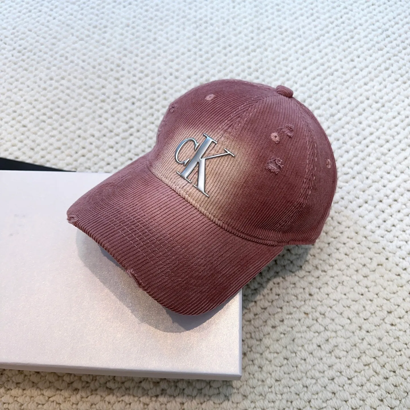 P60 Calvin Klein, CK logo autumn and winter new baseball cap, recommended by Xiaohongshu, fashionable and versatile, a favorite of many celebrities, very explosive, very popular, very good-looking