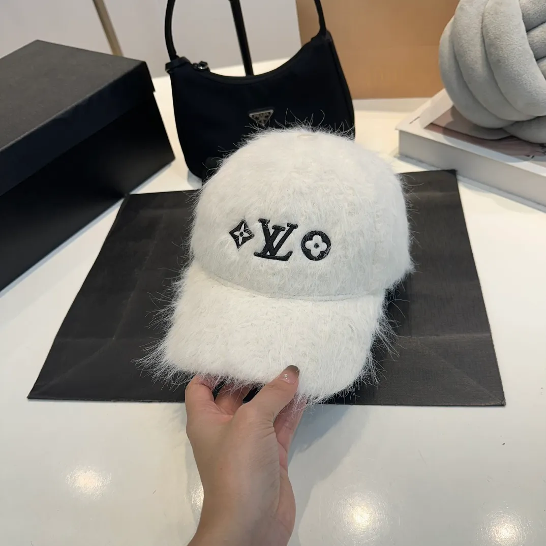 P70 Louis Vuitton LV plush autumn and winter new baseball cap, the design is super eye-catching and has a great brand feel
