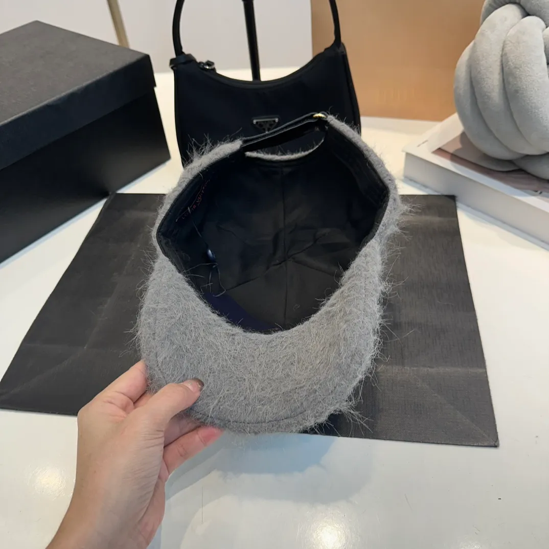 P70 Louis Vuitton LV plush autumn and winter new baseball cap, the design is super eye-catching and has a great brand feel