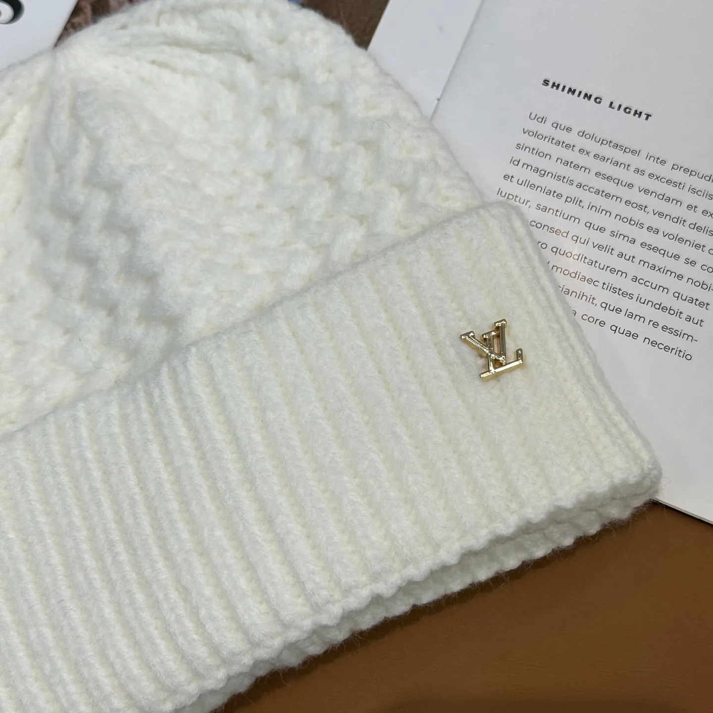 P56 ⚫️Lv new autumn and winter knitted hat, very versatile, unisex. Dear friends, you can see the details, the workmanship is neat, breathable and comfortable, and made of imported wool material! A must-have for fashionistas!