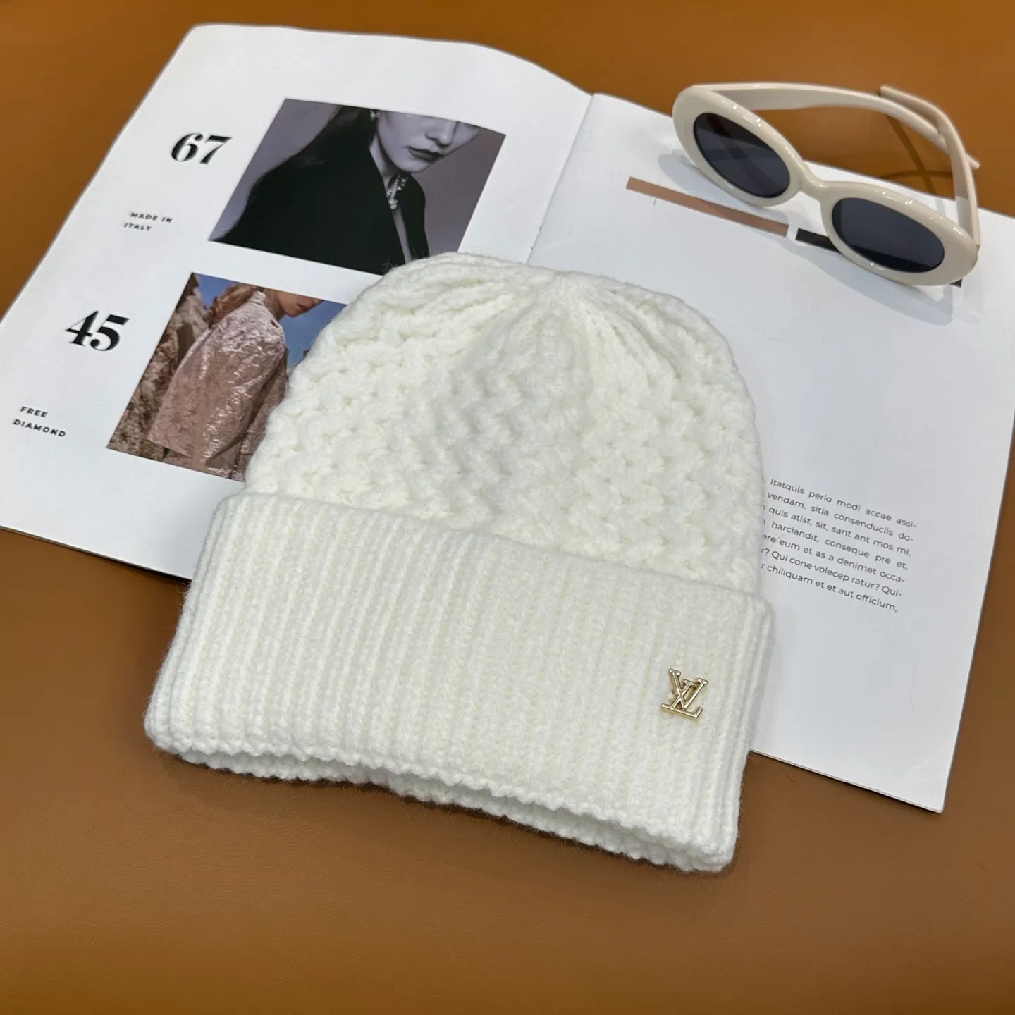 P56 ⚫️Lv new autumn and winter knitted hat, very versatile, unisex. Dear friends, you can see the details, the workmanship is neat, breathable and comfortable, and made of imported wool material! A must-have for fashionistas!