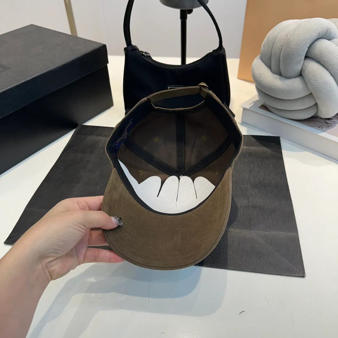 P60 LouisVuitton's new LV flocked frosted series baseball cap, made with heavy industry♥️Autumn and winter series, high-end and elegant, versatile style