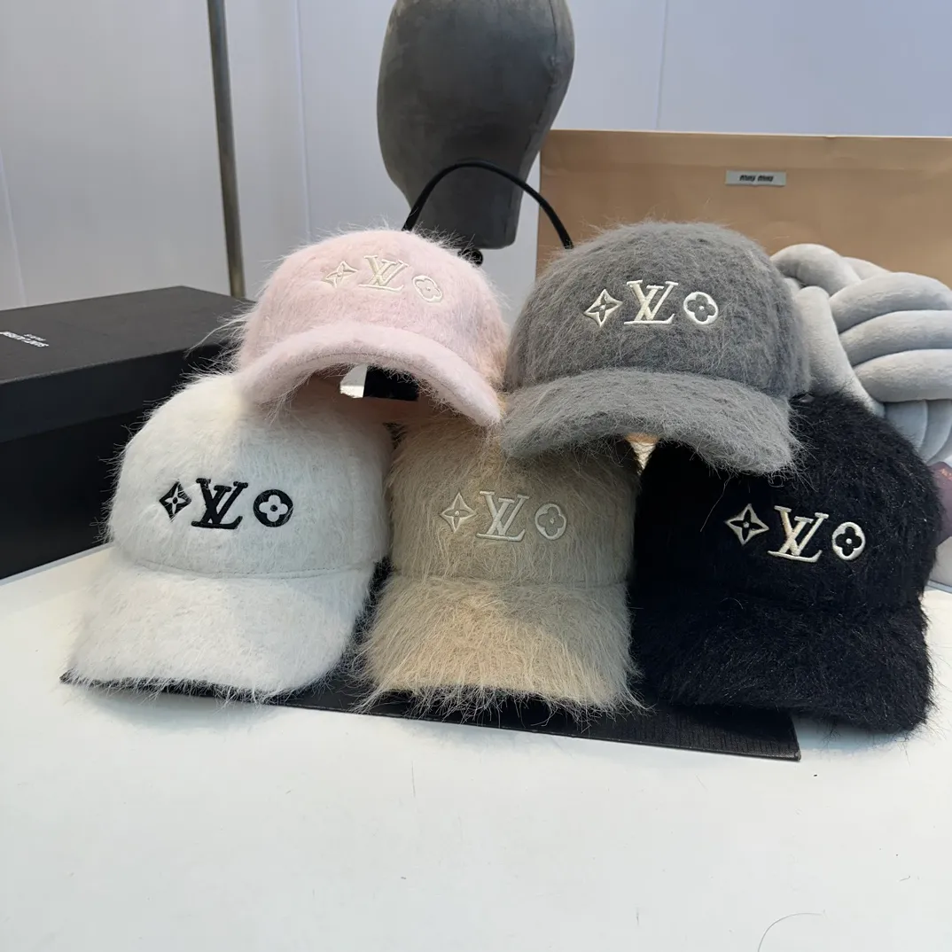 P70 Louis Vuitton LV plush autumn and winter new baseball cap, the design is super eye-catching and has a great brand feel
