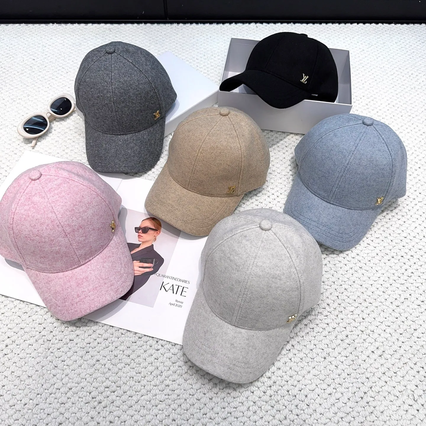 P60 LV Louis Vuitton's new autumn and winter classic casual and trendy style, simple baseball cap🧢Japanese and Korean style, looks great with any combination! A must-have when traveling