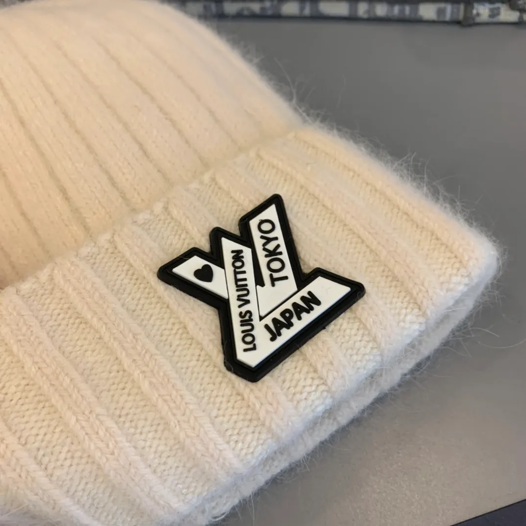 p80 LV’s latest autumn and winter couple’s style knitted beanie, made of rabbit plush fabric! On sale at the counter! Every color is very beautiful and versatile. The peaked cap and fisherman hat are also very popular in summer. This woolen hat is released in winter and can be worn by both men and women. The knitting quality is very good and the workmanship is also very good. The hat is very elastic and suitable for anyone to wear. The shape of the hat is also very beautiful. The top of the head is not pointed, but has a dome design, which is more versatile for daily use. The brim is designed with cuffs, brand embroidery on the front, superb patch embroidery technology, and the thread fabric is made of rabbit fur! It is soft and fluffy, has much better elasticity than wool, and does not feel prickly. It is super comfortable to wear.