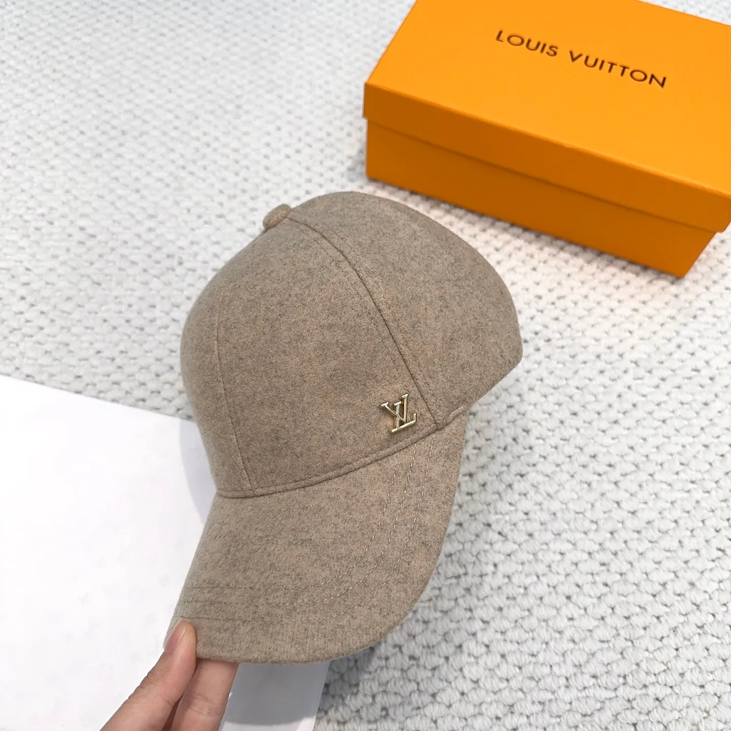 P60 LV Louis Vuitton's new autumn and winter classic casual and trendy style, simple baseball cap🧢Japanese and Korean style, looks great with any combination! A must-have when traveling