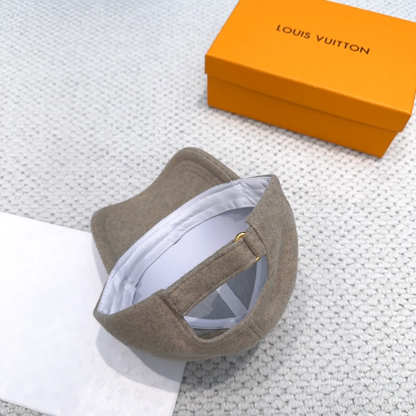P60 LV Louis Vuitton's new autumn and winter classic casual and trendy style, simple baseball cap🧢Japanese and Korean style, looks great with any combination! A must-have when traveling