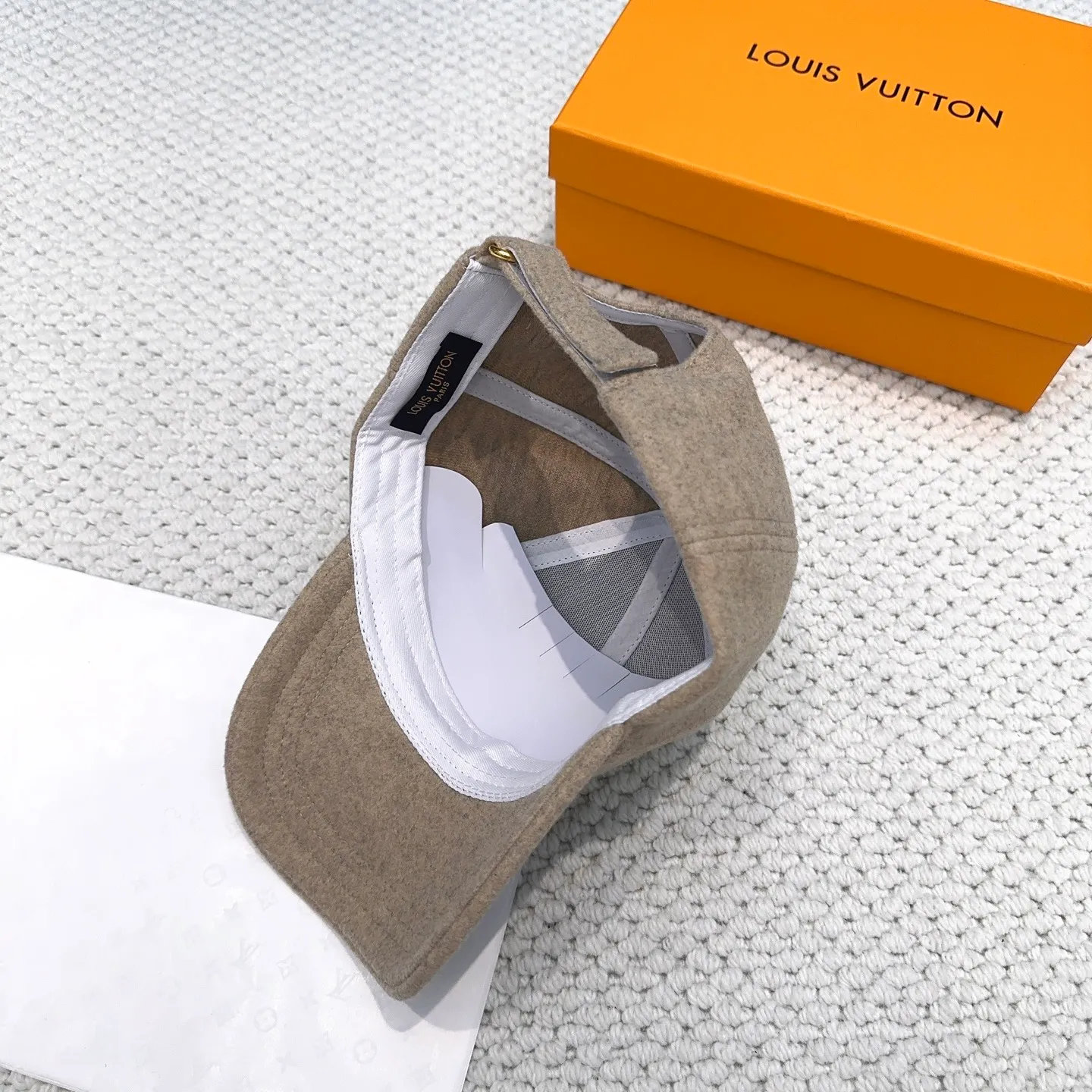 P60 LV Louis Vuitton's new autumn and winter classic casual and trendy style, simple baseball cap🧢Japanese and Korean style, looks great with any combination! A must-have when traveling