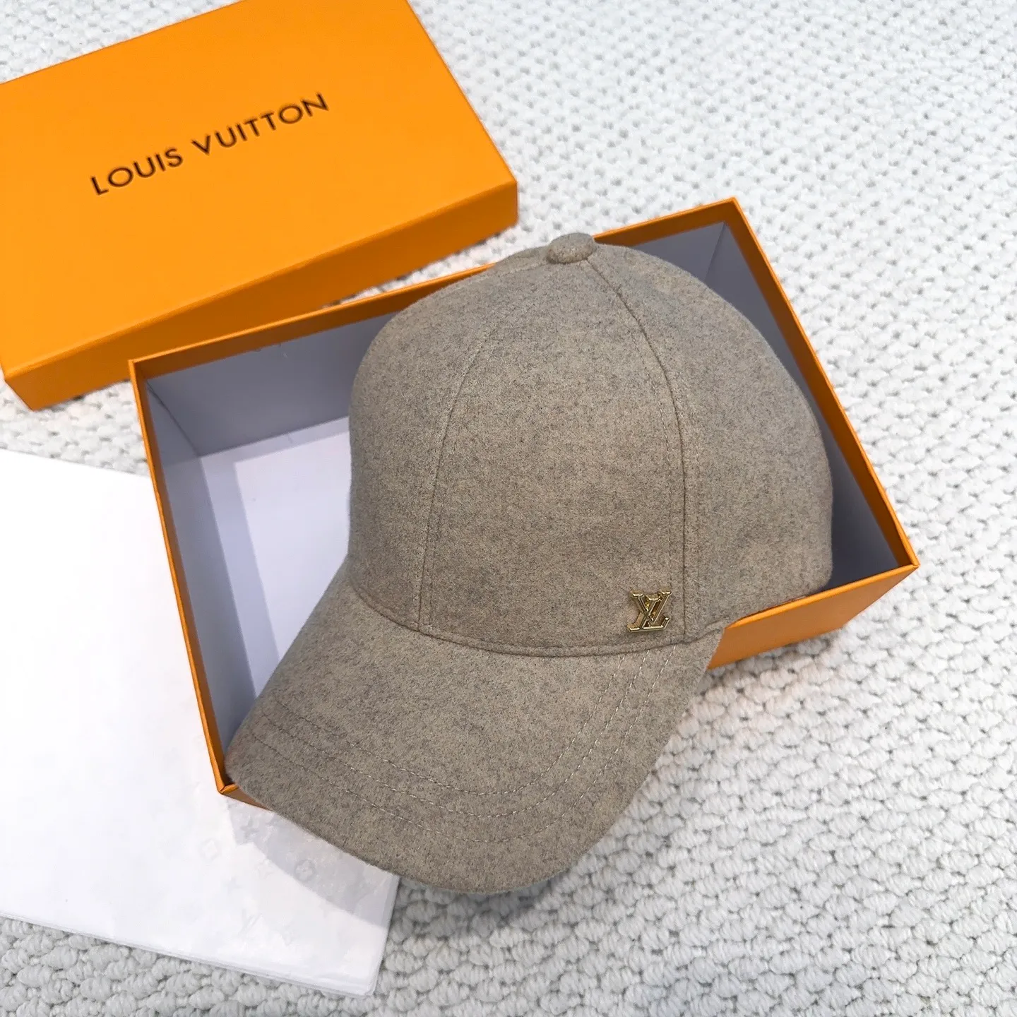 P60 LV Louis Vuitton's new autumn and winter classic casual and trendy style, simple baseball cap🧢Japanese and Korean style, looks great with any combination! A must-have when traveling