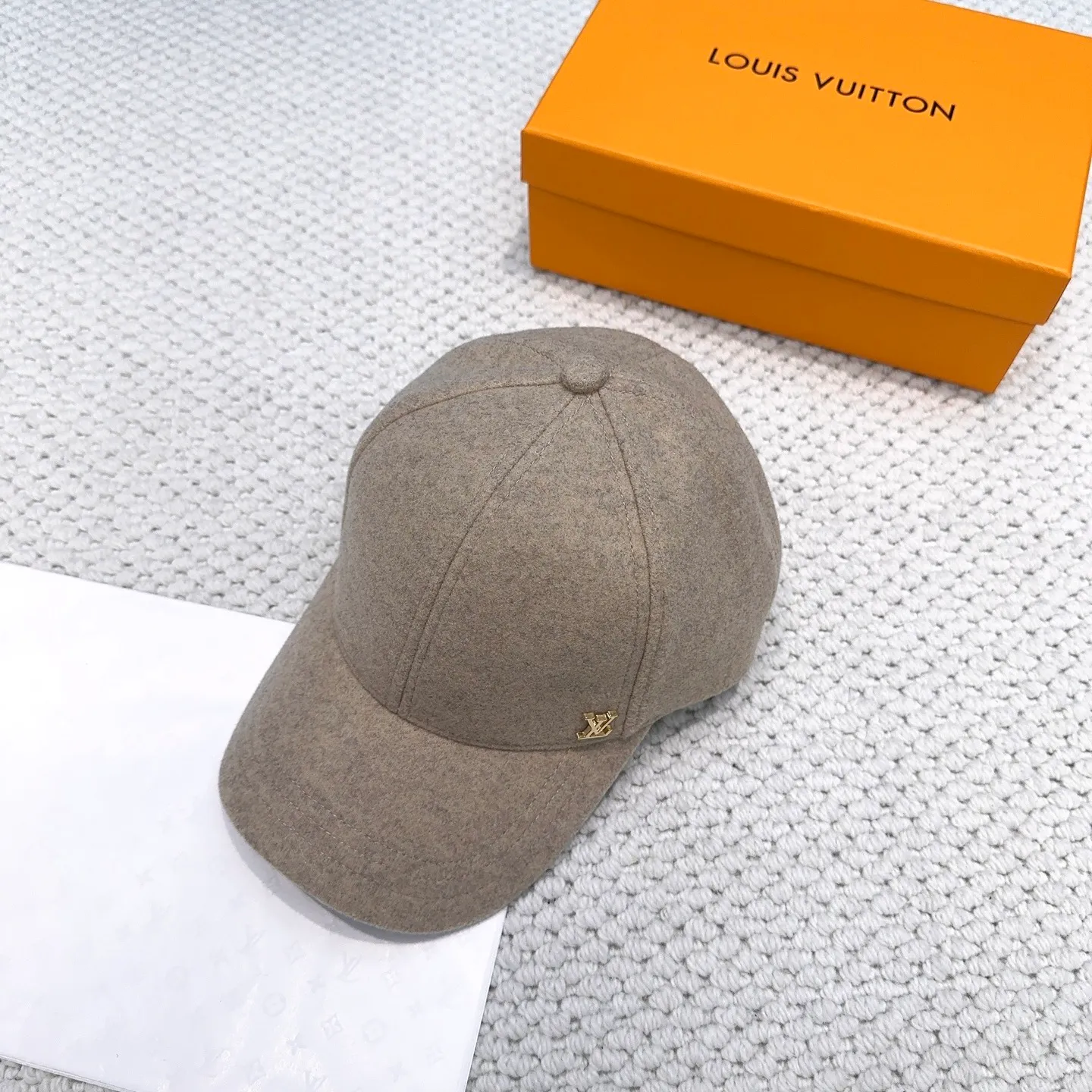 P60 LV Louis Vuitton's new autumn and winter classic casual and trendy style, simple baseball cap🧢Japanese and Korean style, looks great with any combination! A must-have when traveling