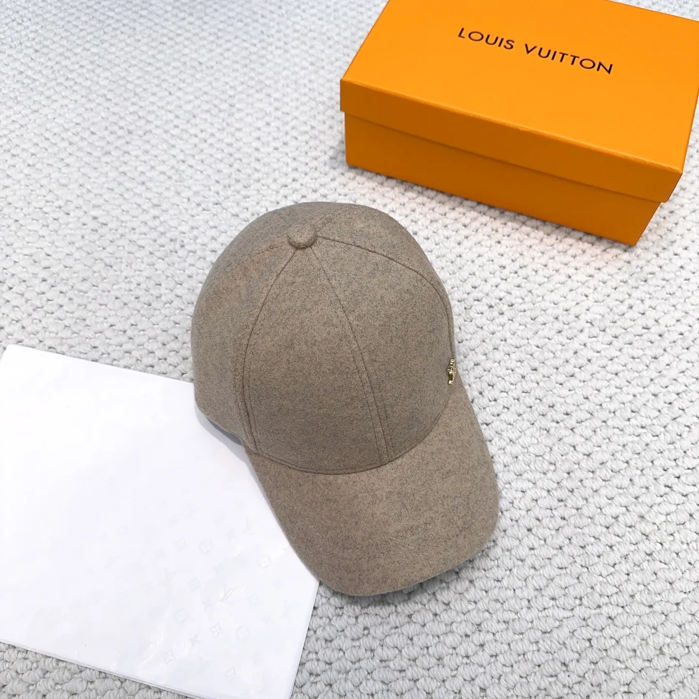 P60 LV Louis Vuitton's new autumn and winter classic casual and trendy style, simple baseball cap🧢Japanese and Korean style, looks great with any combination! A must-have when traveling