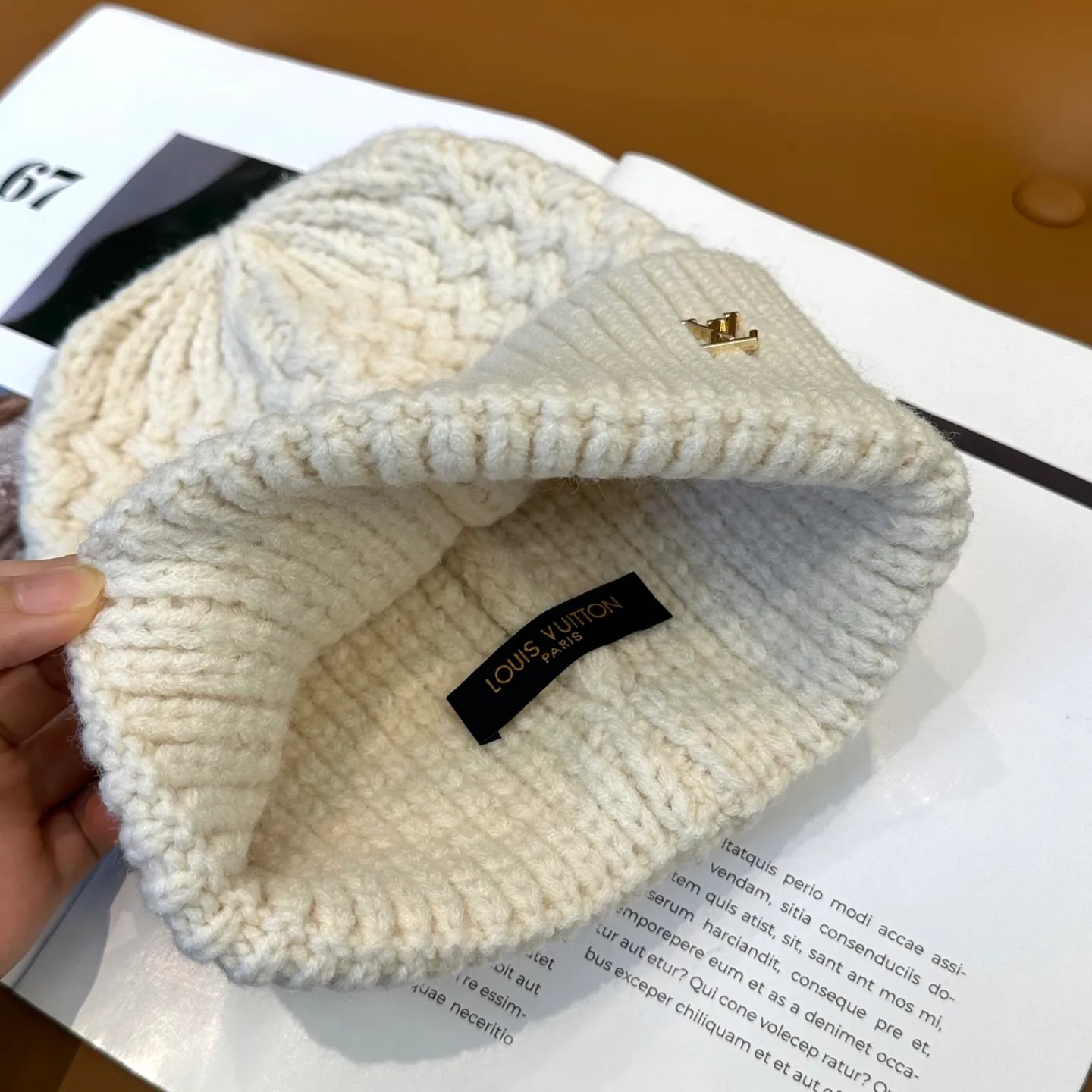 P56 ⚫️Lv new autumn and winter knitted hat, very versatile, unisex. Dear friends, you can see the details, the workmanship is neat, breathable and comfortable, and made of imported wool material! A must-have for fashionistas!