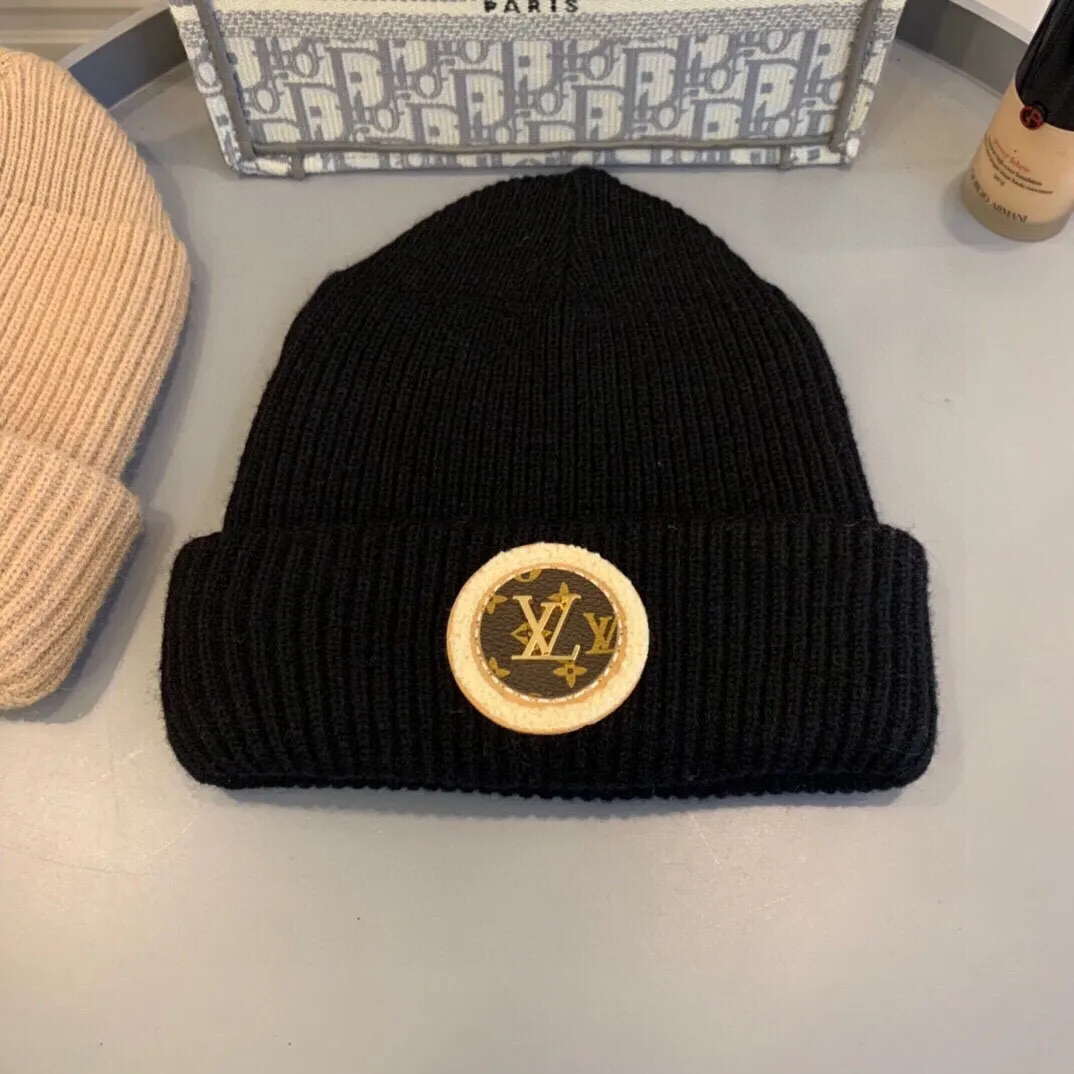p90 [LV] 2020 Autumn and Winter counter knitted beanie, super popular 💖 first-class texture, very easy to match when going out!