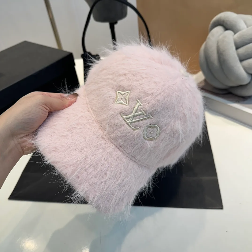 P70 Louis Vuitton LV plush autumn and winter new baseball cap, the design is super eye-catching and has a great brand feel