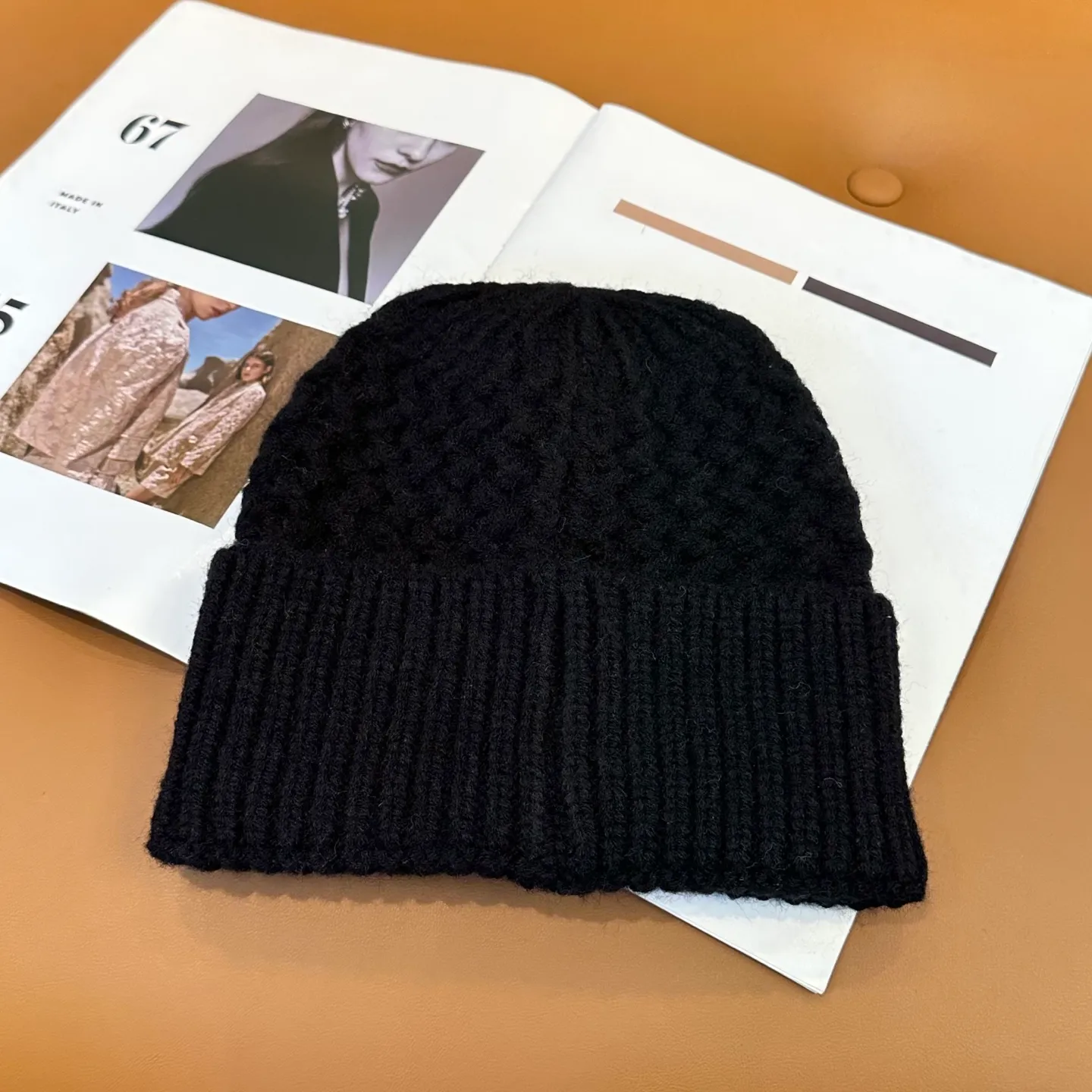 P56 ⚫️Lv new autumn and winter knitted hat, very versatile, unisex. Dear friends, you can see the details, the workmanship is neat, breathable and comfortable, and made of imported wool material! A must-have for fashionistas!