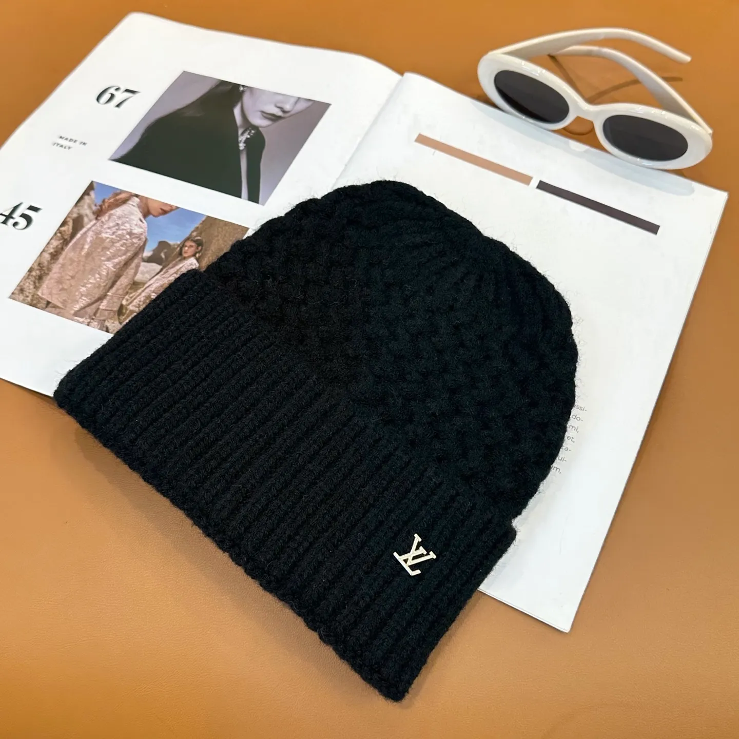 P56 ⚫️Lv new autumn and winter knitted hat, very versatile, unisex. Dear friends, you can see the details, the workmanship is neat, breathable and comfortable, and made of imported wool material! A must-have for fashionistas!