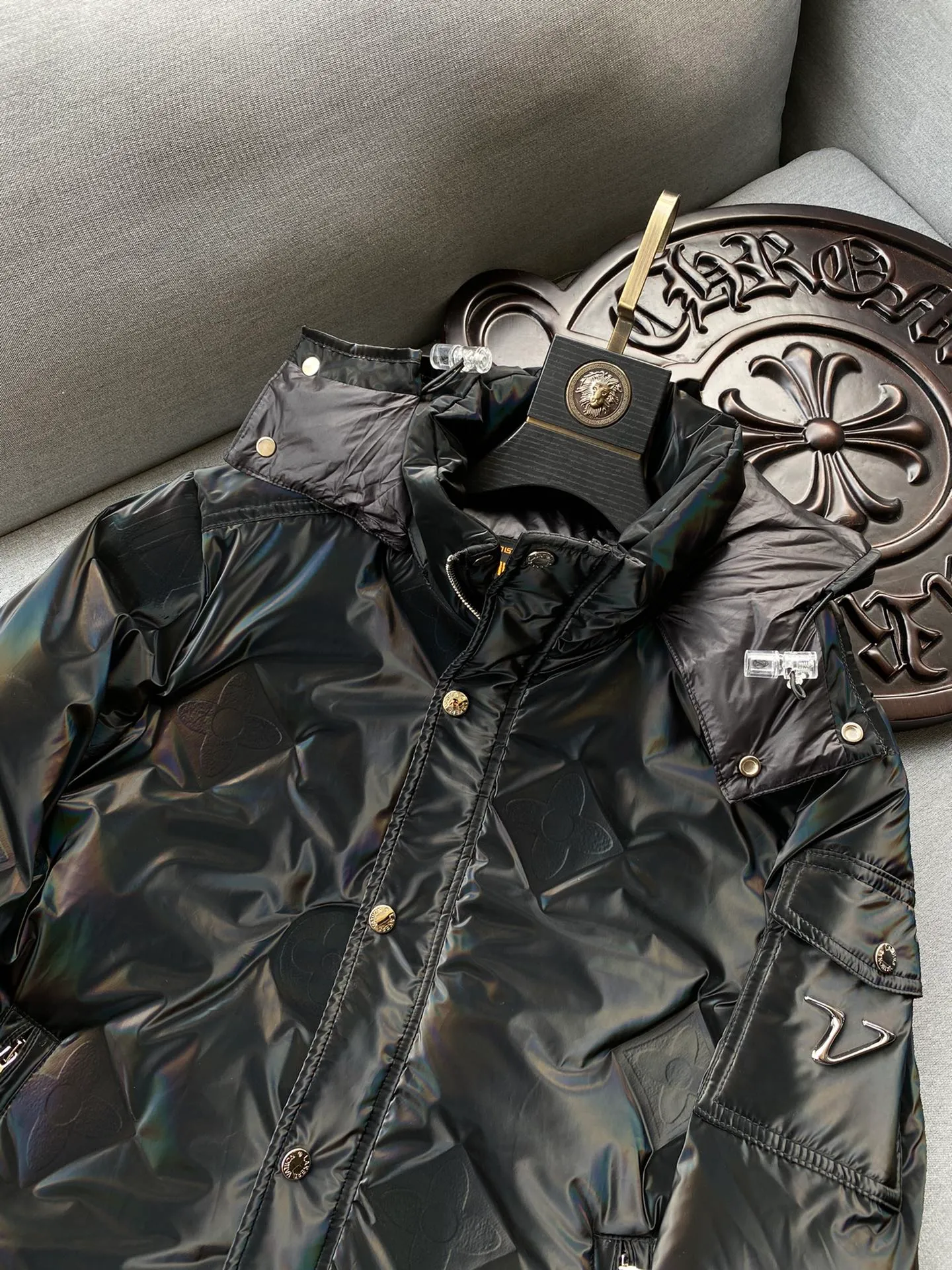 LV Louis Vuitton 2018SS autumn and winter series hooded down jacket. The main line brand, the highest quality 90 down fabrics and accessories, and the series of difficult craftsmanship are jaw-dropping. Full of filling, light and not weighing down. Very cost-effective Size: M-3XL 🅿732
