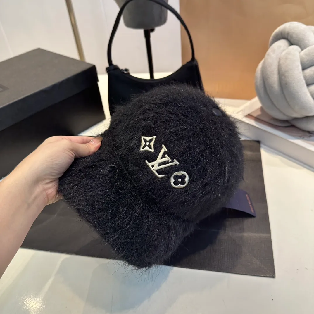 P70 Louis Vuitton LV plush autumn and winter new baseball cap, the design is super eye-catching and has a great brand feel