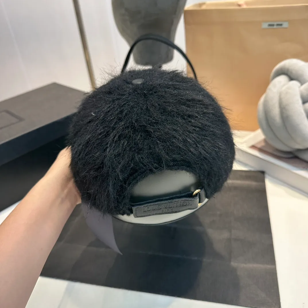 P70 Louis Vuitton LV plush autumn and winter new baseball cap, the design is super eye-catching and has a great brand feel