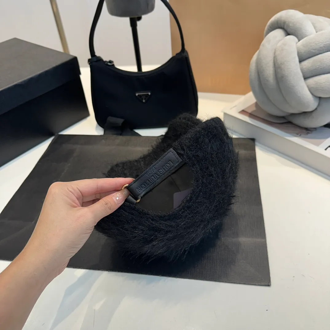 P70 Louis Vuitton LV plush autumn and winter new baseball cap, the design is super eye-catching and has a great brand feel