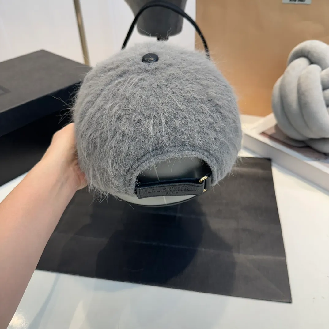 P70 Louis Vuitton LV plush autumn and winter new baseball cap, the design is super eye-catching and has a great brand feel