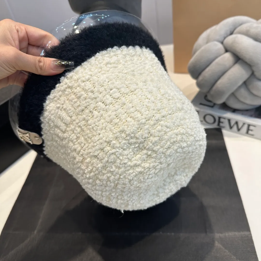 P70 LV Louis Vuitton new rabbit fur hat! High-end color series, the latest fisherman hat for autumn and winter ✨ Super elegant rabbit fur hat, white moonlight white🤍 🧊It is a perfect match in winter, the texture is invincible!