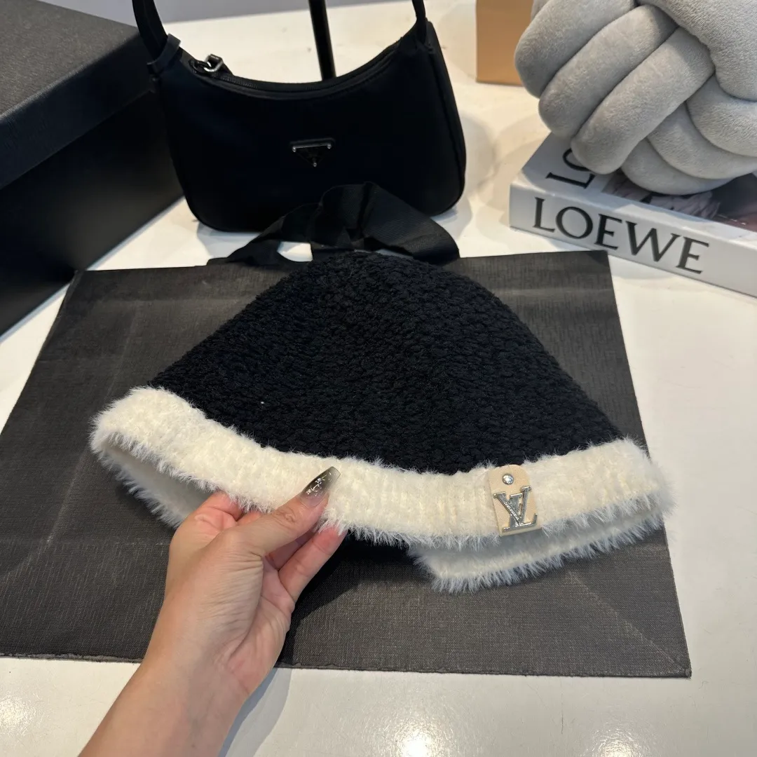 P70 LV Louis Vuitton new rabbit fur hat! High-end color series, the latest fisherman hat for autumn and winter ✨ Super elegant rabbit fur hat, white moonlight white🤍 🧊It is a perfect match in winter, the texture is invincible!