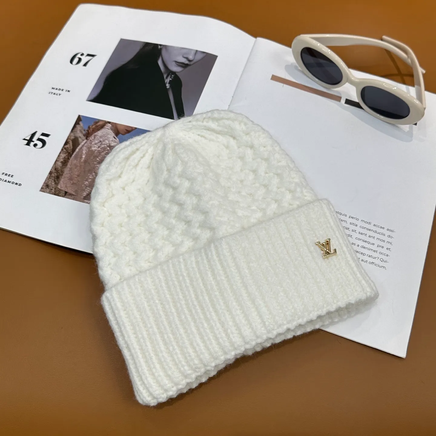P46 ⚫️Lv new autumn and winter knitted hat, very versatile, unisex. Dear friends, you can see the details, the workmanship is neat, breathable and comfortable, and made of imported wool material! A must-have for fashionistas!