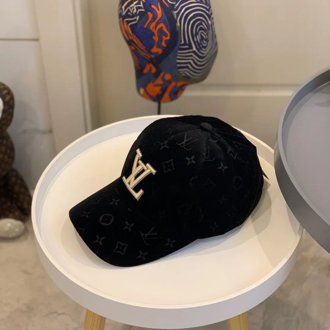 P100 LV new autumn and winter corduroy letter logo baseball cap! Low-key luxury style, the hat is of good quality, perfect for autumn and winter!