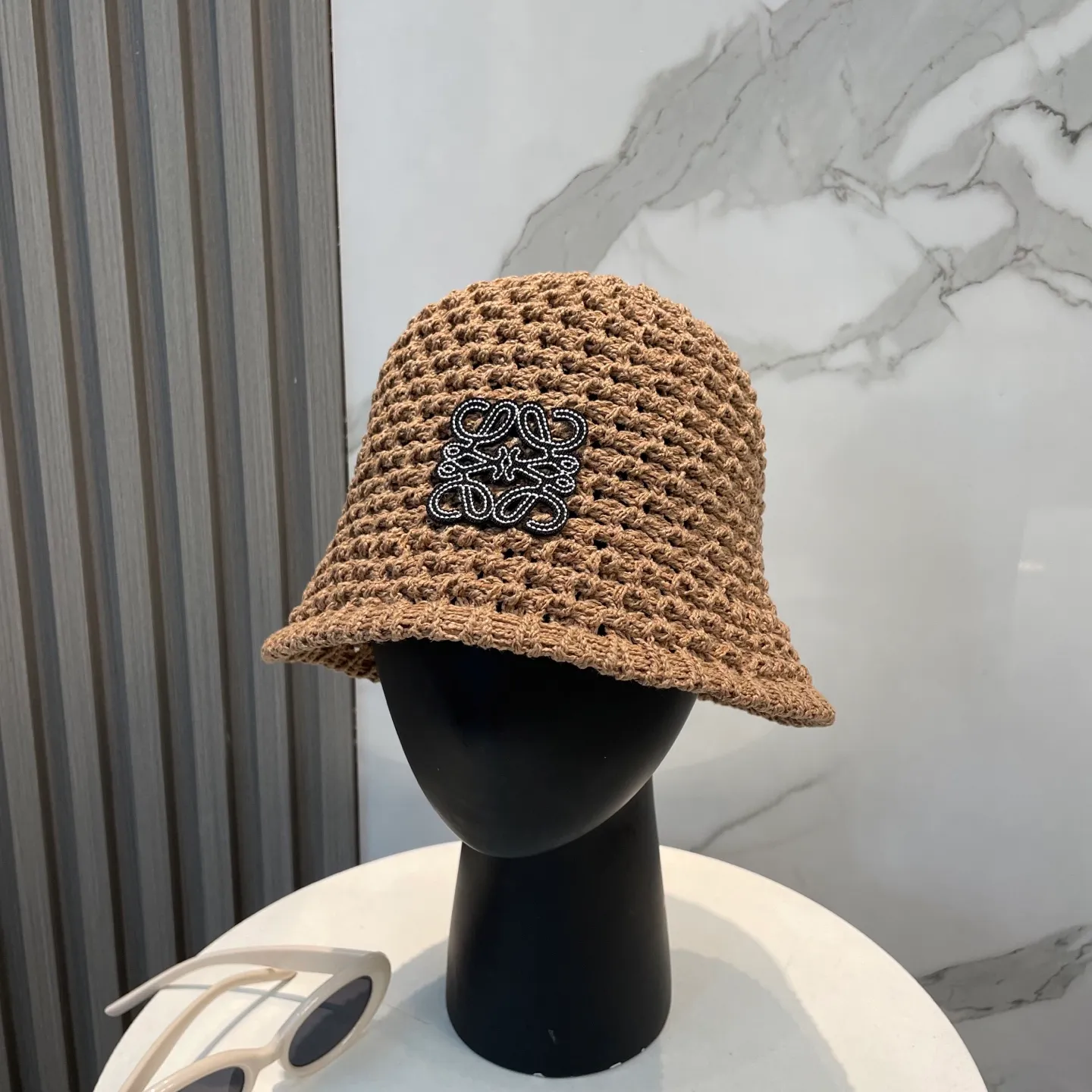 P66 LOEWE's new knitted basin hat, made of high density, a super tasteful knitted hat ~ the first choice for going out on the street! The shape of the hat is super nice, the color is perfect, and it’s light to carry! A must-have for little fairies🧚Head circumference 57cm