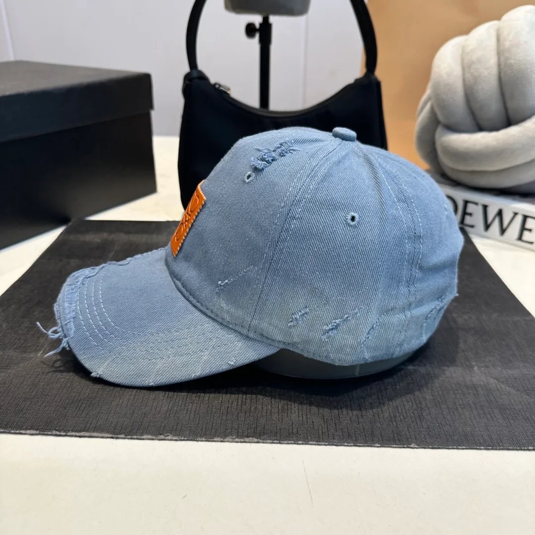 P60 Loewe Loewe's new washed distressed denim baseball cap. Newly launched washed denim series, casual and versatile wardrobe matching tool.