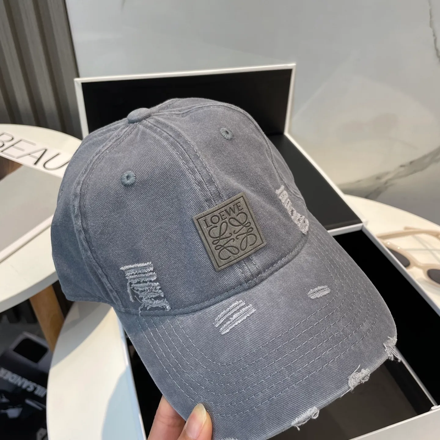 P56 LOEWE's new washed baseball cap, classic LOEWE embroidered logo, same style for men and women, versatile and breathable, can be worn in all seasons