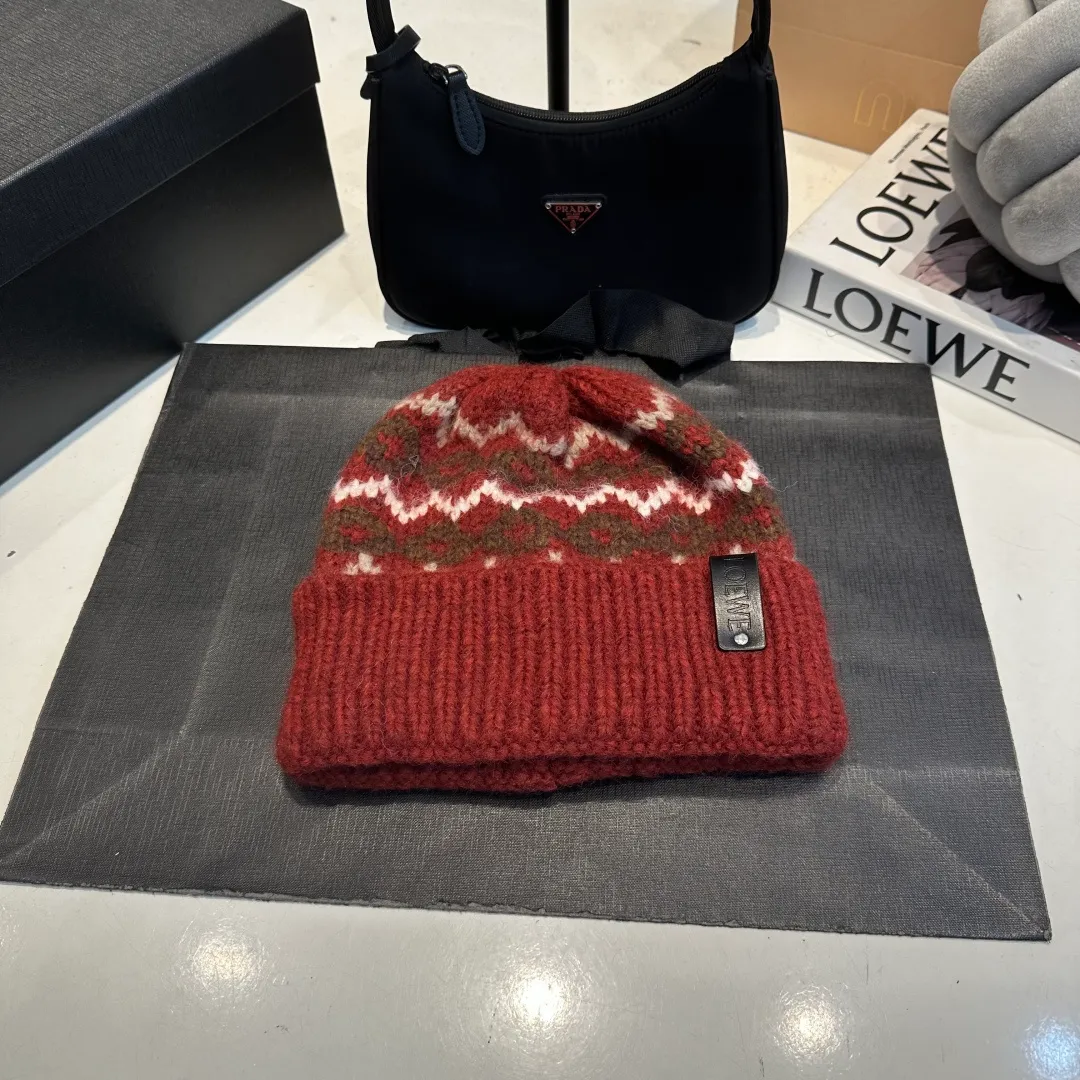 P70 LOEWE 💠Autumn and winter thick knitted beanie, available in multiple colors to suit all styles, love it so much❗️ 💟💟Striped thick knitted hat satisfies my fantasy of knitted hats〰️ High-looking ins thick knitted beanie, versatile and loose, showing off your face!