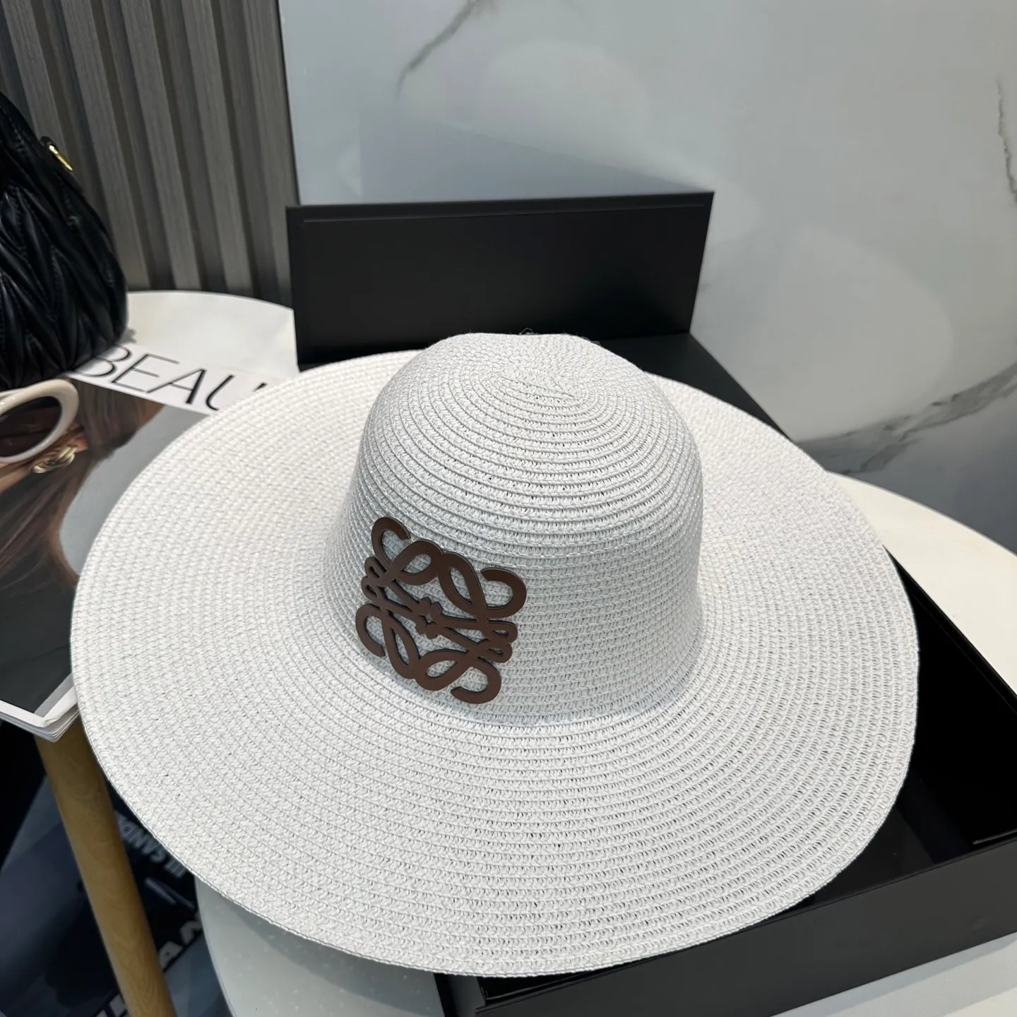 P70 LOEWE big brimmed hat, big sun hat, made of fine straw, official model opening, non-market ordinary version, head circumference 57cm