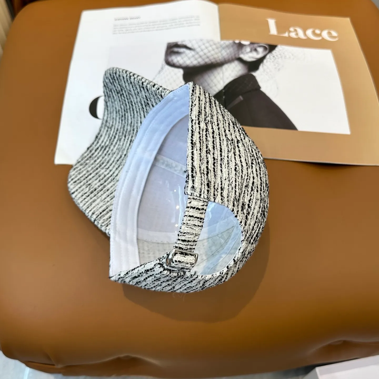 P50 Loewe's new autumn/winter baseball cap is a good-looking, sun-blocking and wind-blocking all-season model. You can wear it with your eyes closed and it won't look out of place! The fit is quite wide and the fabric is very good.