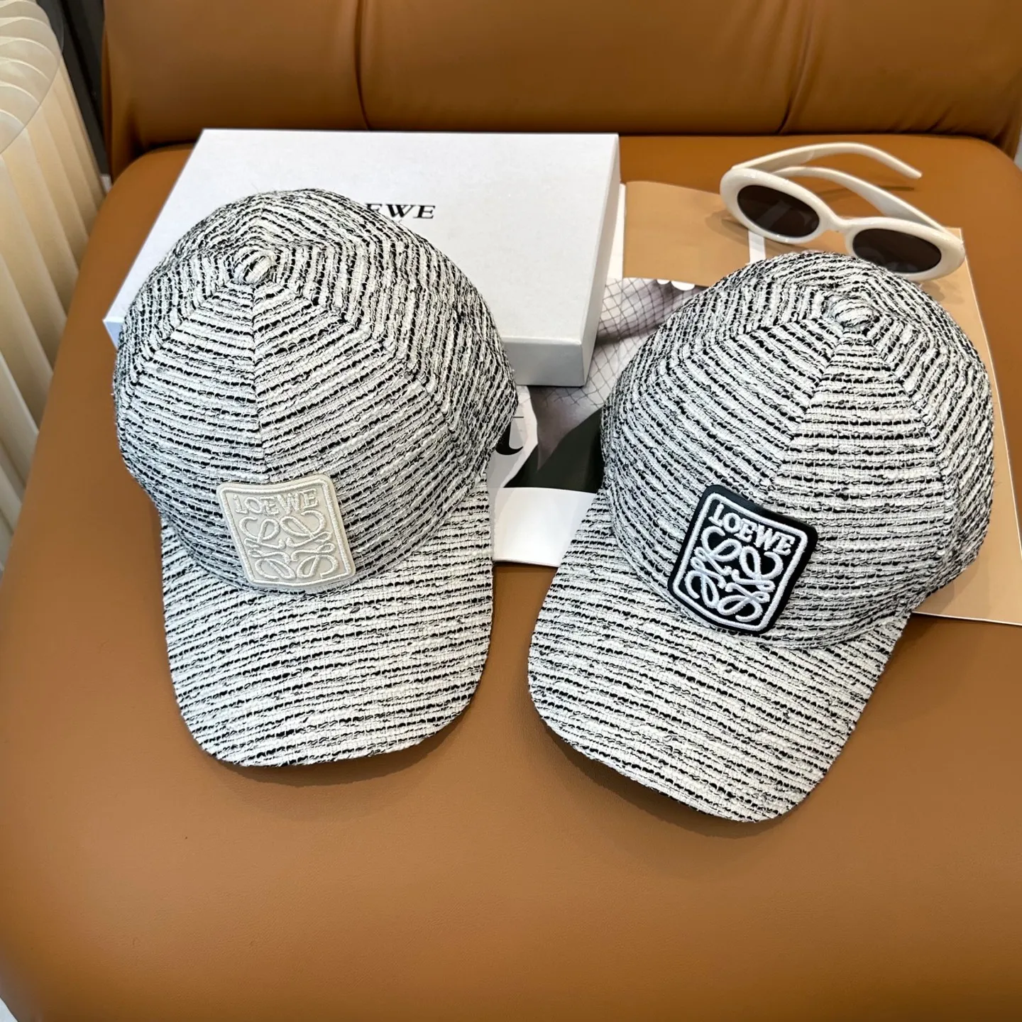 P50 Loewe's new autumn/winter baseball cap is a good-looking, sun-blocking and wind-blocking all-season model. You can wear it with your eyes closed and it won't look out of place! The fit is quite wide and the fabric is very good.