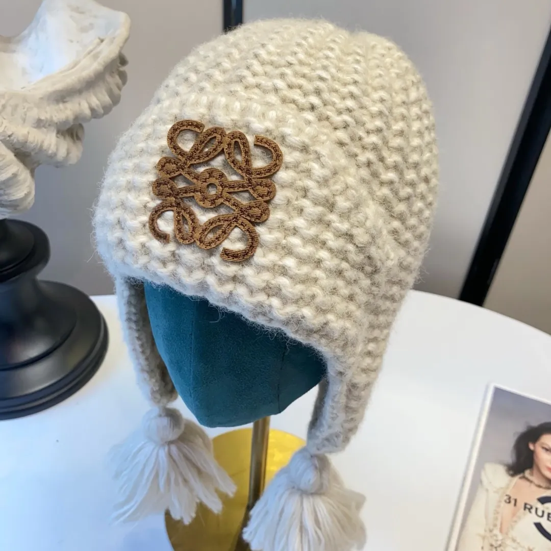 💰110¥ 🆕25 autumn and winter new style ⚜️Loewe LOGO knitted ear protection hat 🛒High quality star internet celebrity same style ✨Beige Black Brown Blue