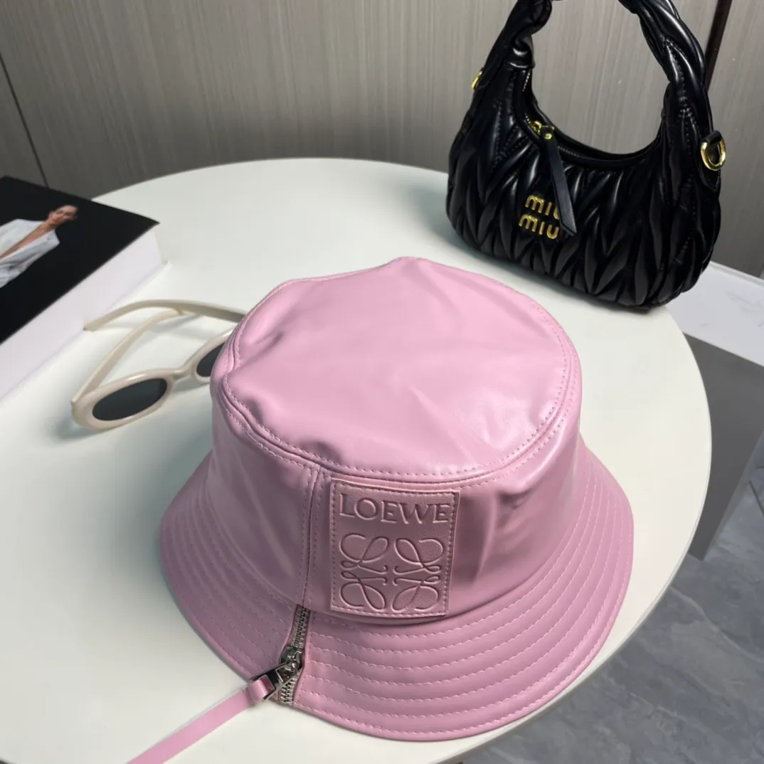 P70 LOEWE's new patchwork zipper lambskin bucket hat. This bucket hat is made of rich textured lambskin. The zipper detail on the brim brings a modern twist, and the patchwork adds a touch of recognition, helping you easily create a modern and fashionable look.
