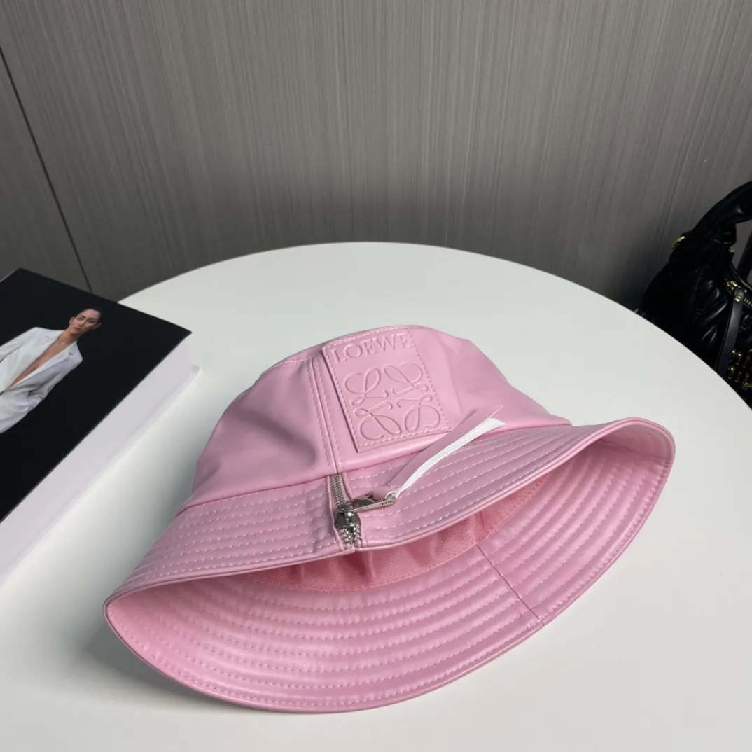 P70 LOEWE's new patchwork zipper lambskin bucket hat. This bucket hat is made of rich textured lambskin. The zipper detail on the brim brings a modern twist, and the patchwork adds a touch of recognition, helping you easily create a modern and fashionable look.