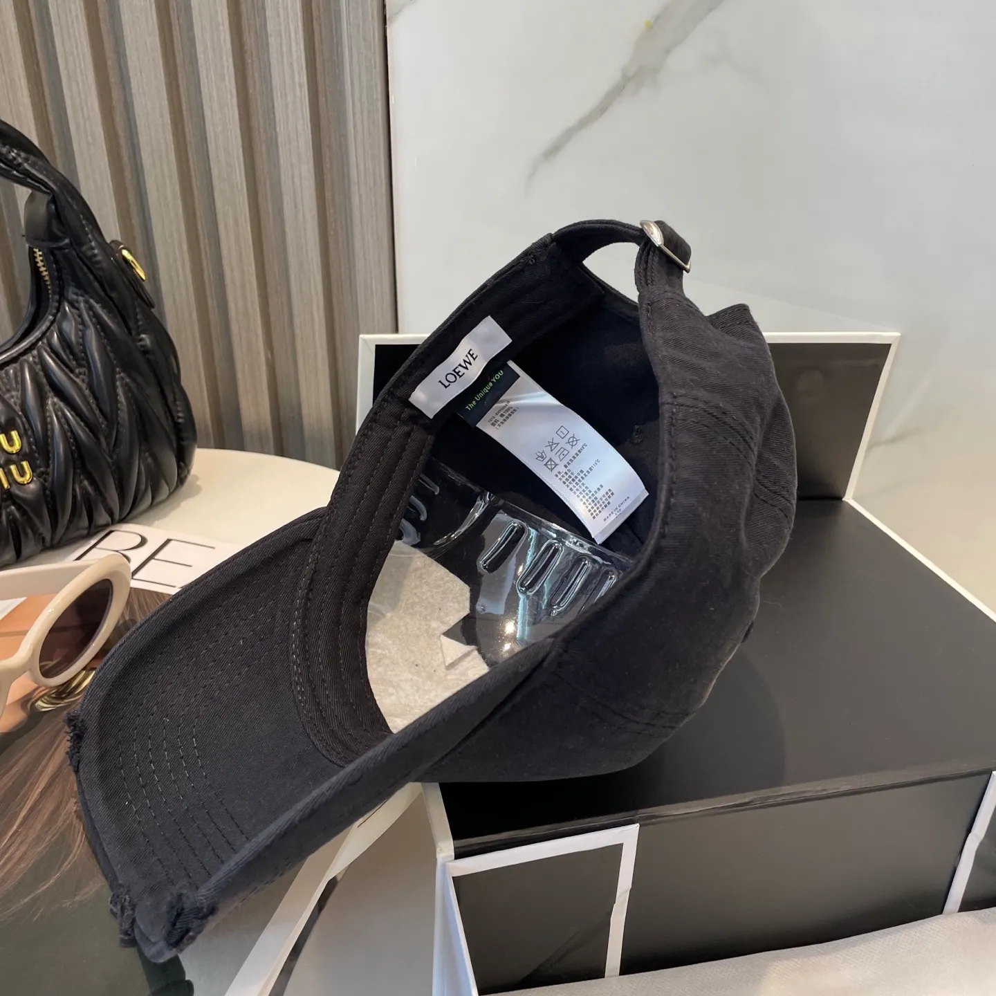 P50 dust bag 👒LOEWE👒LOEWE gradient color new original original design baseball cap🧢Super good texture, standard external line positioning, fine workmanship, simple and elegant, low price and high volume!