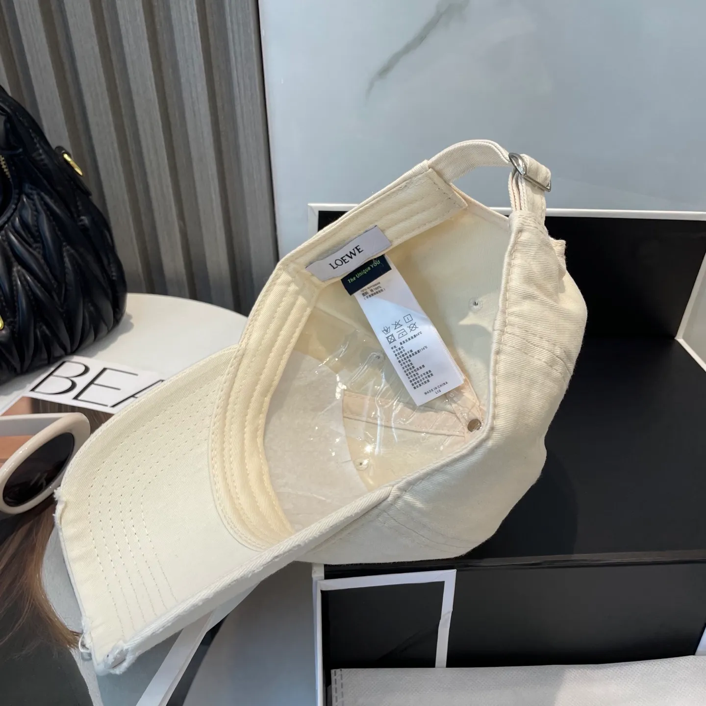 P50 dust bag 👒LOEWE👒LOEWE gradient color new original original design baseball cap🧢Super good texture, standard external line positioning, fine workmanship, simple and elegant, low price and high volume!