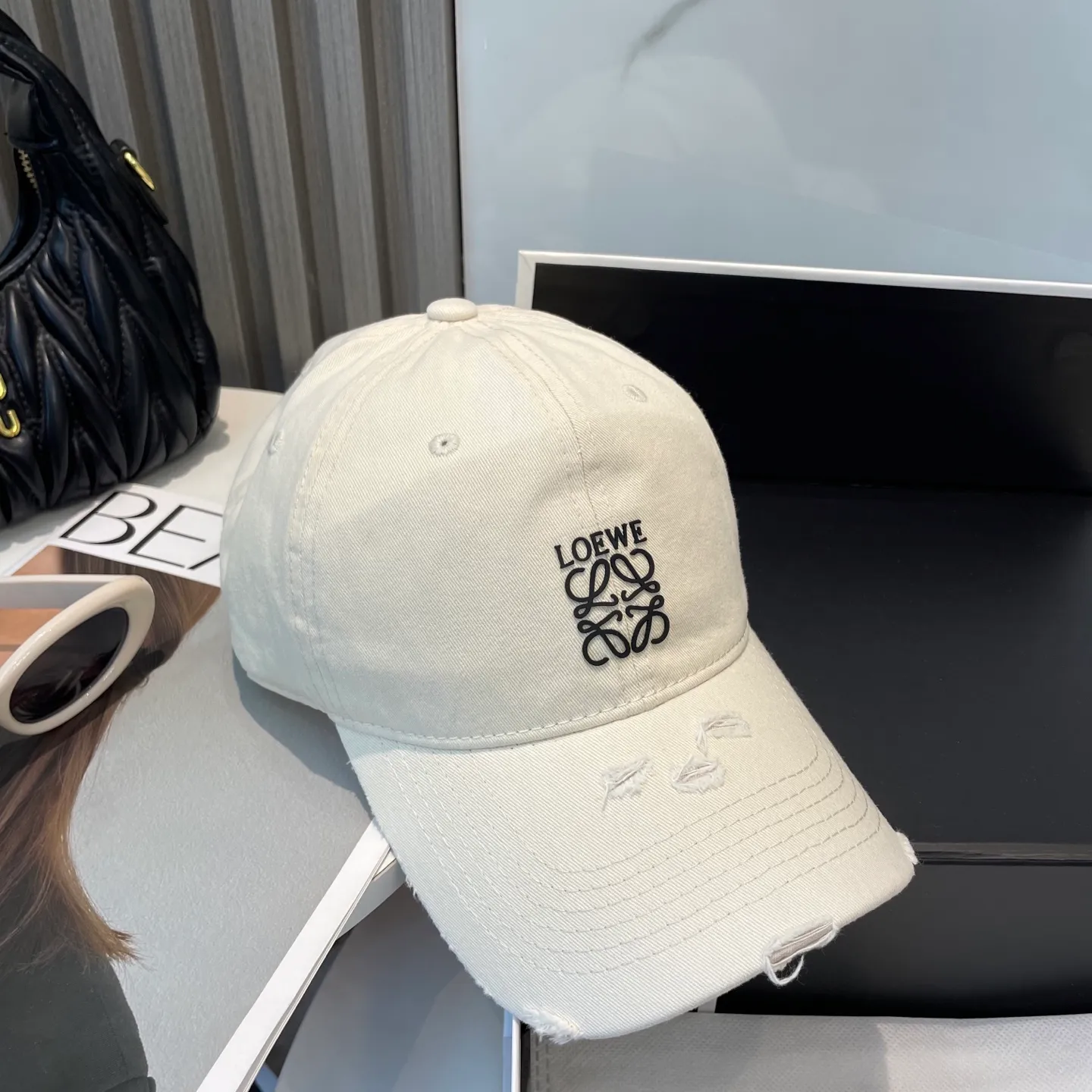 P50 dust bag 👒LOEWE👒LOEWE gradient color new original original design baseball cap🧢Super good texture, standard external line positioning, fine workmanship, simple and elegant, low price and high volume!
