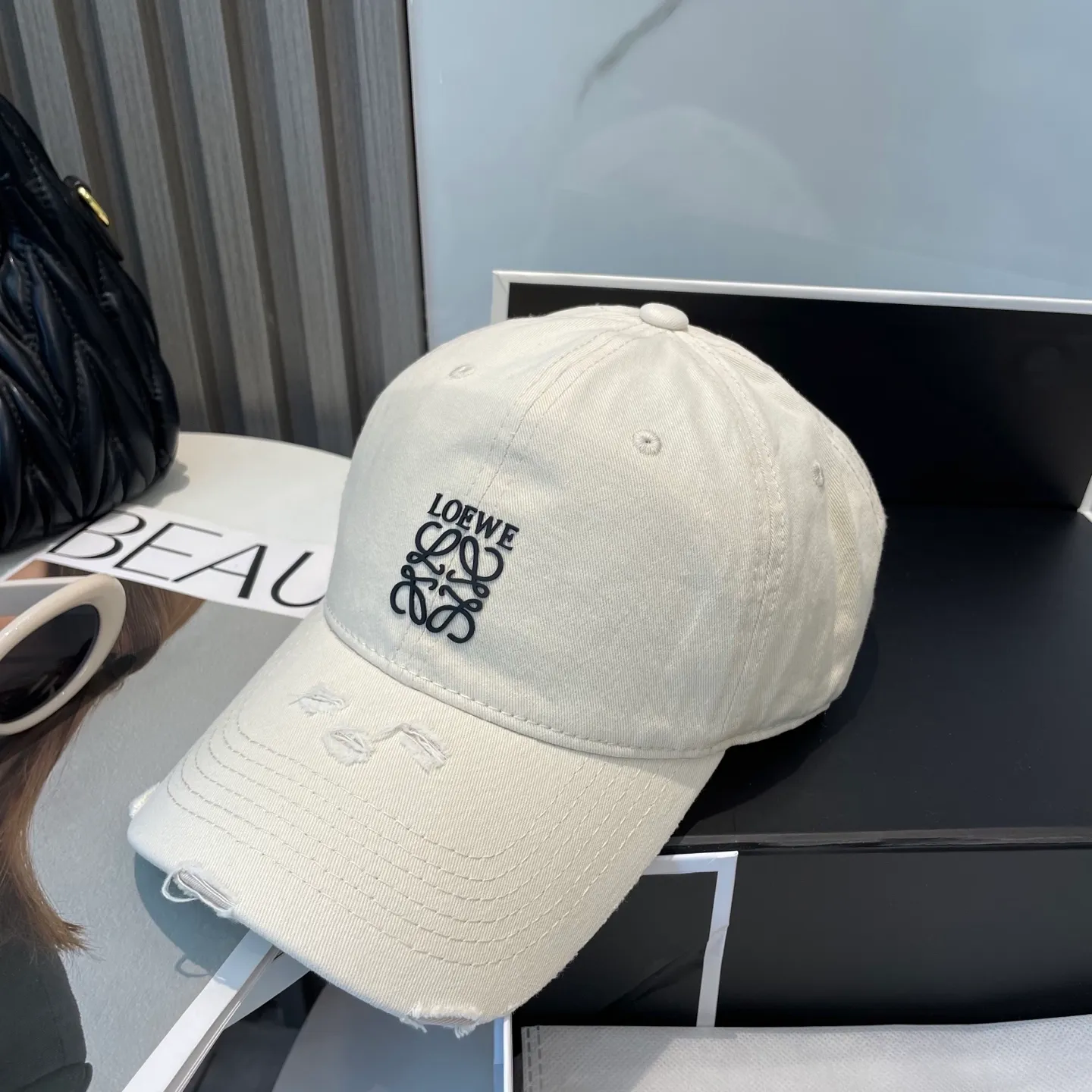 P50 dust bag 👒LOEWE👒LOEWE gradient color new original original design baseball cap🧢Super good texture, standard external line positioning, fine workmanship, simple and elegant, low price and high volume!