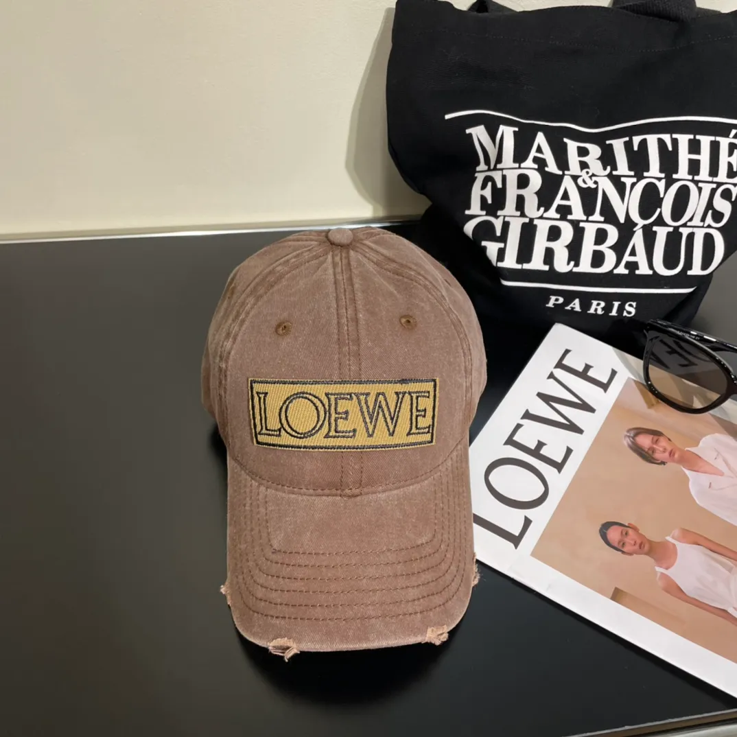 P56 LOEWE's new washed denim baseball cap. Classic LOEWE embroidered logo. Same style for men and women. Versatile and breathable, can be worn in all seasons.