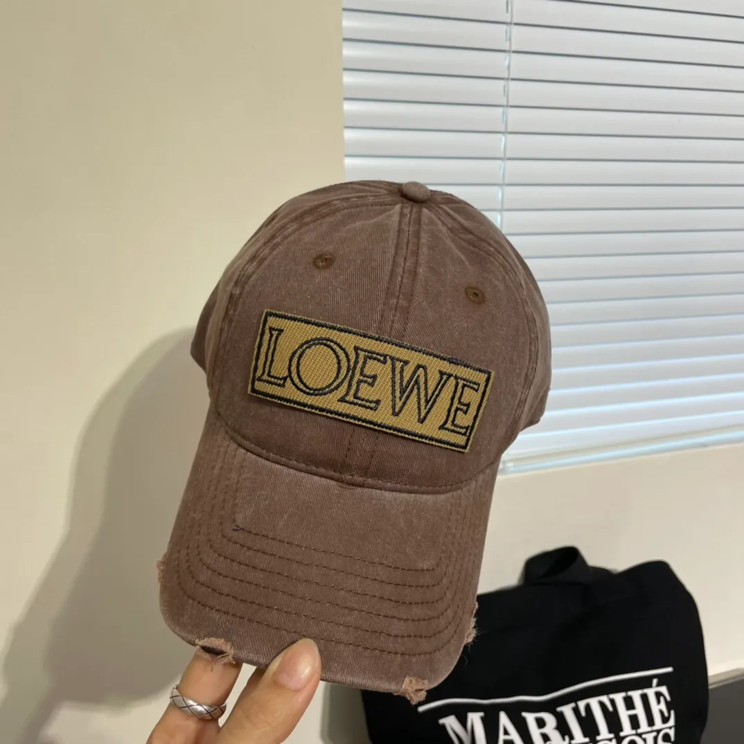P56 LOEWE's new washed denim baseball cap. Classic LOEWE embroidered logo. Same style for men and women. Versatile and breathable, can be worn in all seasons.