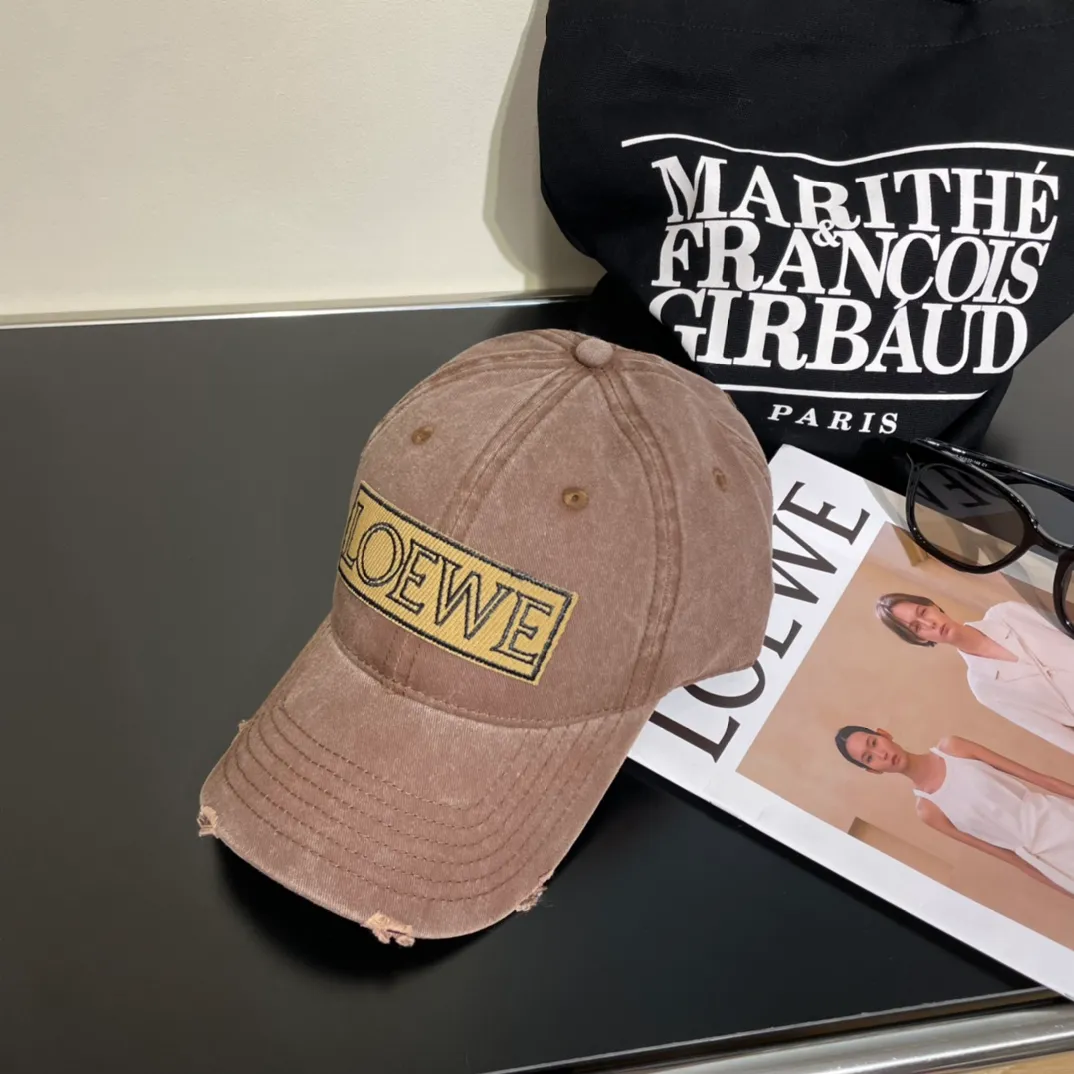 P56 LOEWE's new washed denim baseball cap. Classic LOEWE embroidered logo. Same style for men and women. Versatile and breathable, can be worn in all seasons.