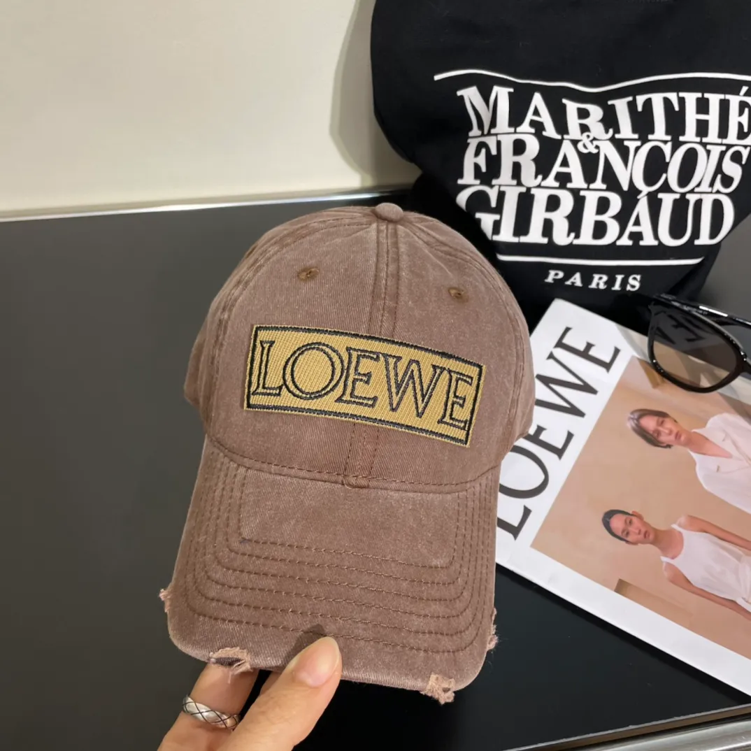 P56 LOEWE's new washed denim baseball cap. Classic LOEWE embroidered logo. Same style for men and women. Versatile and breathable, can be worn in all seasons.