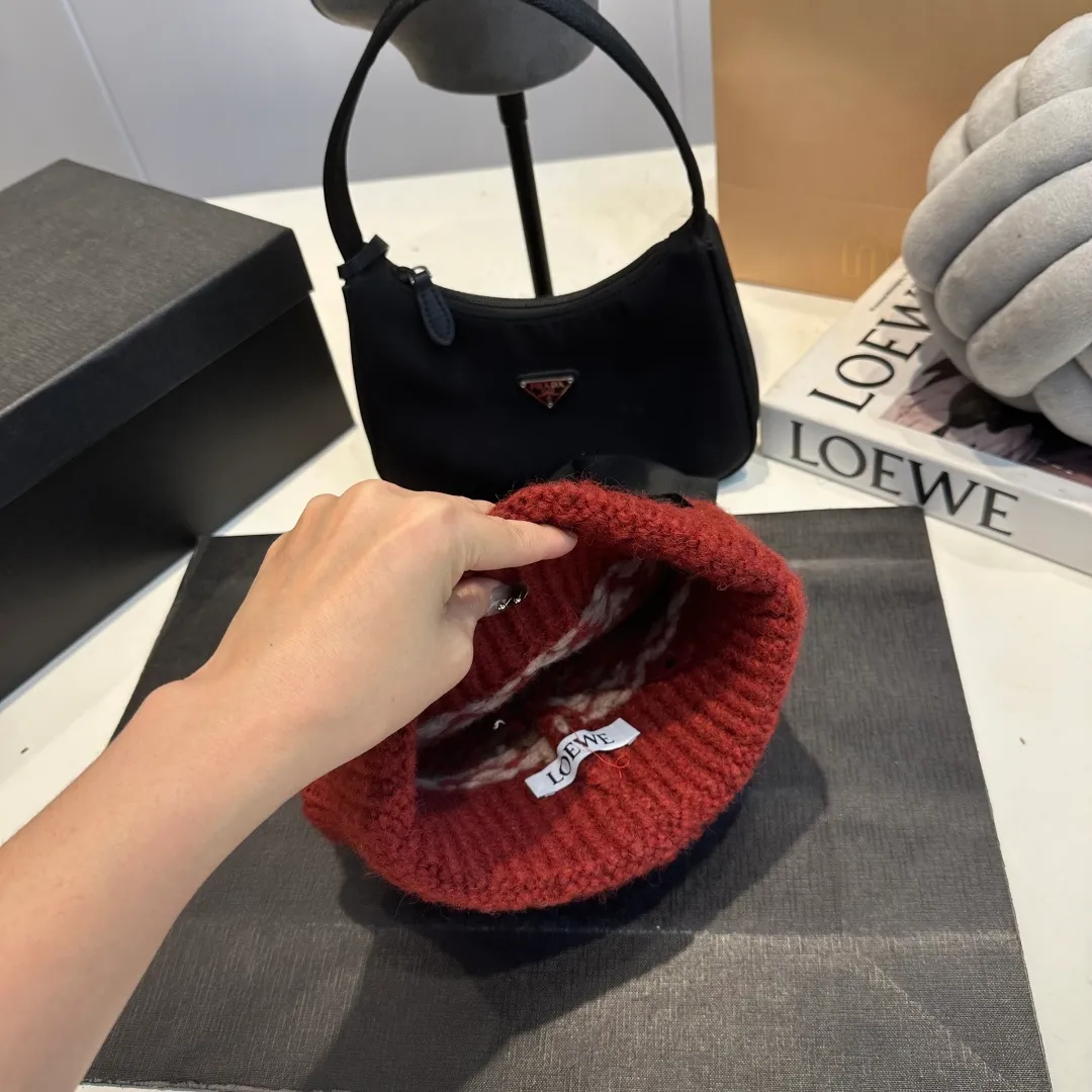 P70 LOEWE 💠Autumn and winter thick knitted beanie, available in multiple colors to suit all styles, love it so much❗️ 💟💟Striped thick knitted hat satisfies my fantasy of knitted hats〰️ High-looking ins thick knitted beanie, versatile and loose, showing off your face!